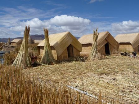 Ile flottante Uros Titicaca.JPG